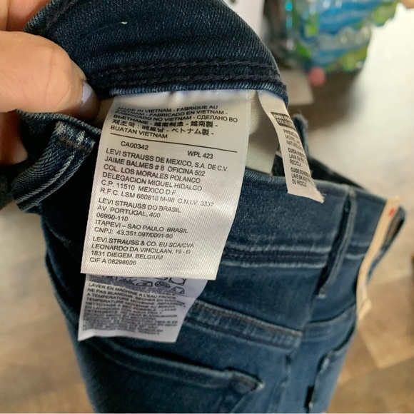 New Levi’s straight slimming jeans - Picture 7 of 9